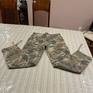 American Eagle Outfitters Green Camouflage Cargo Pants